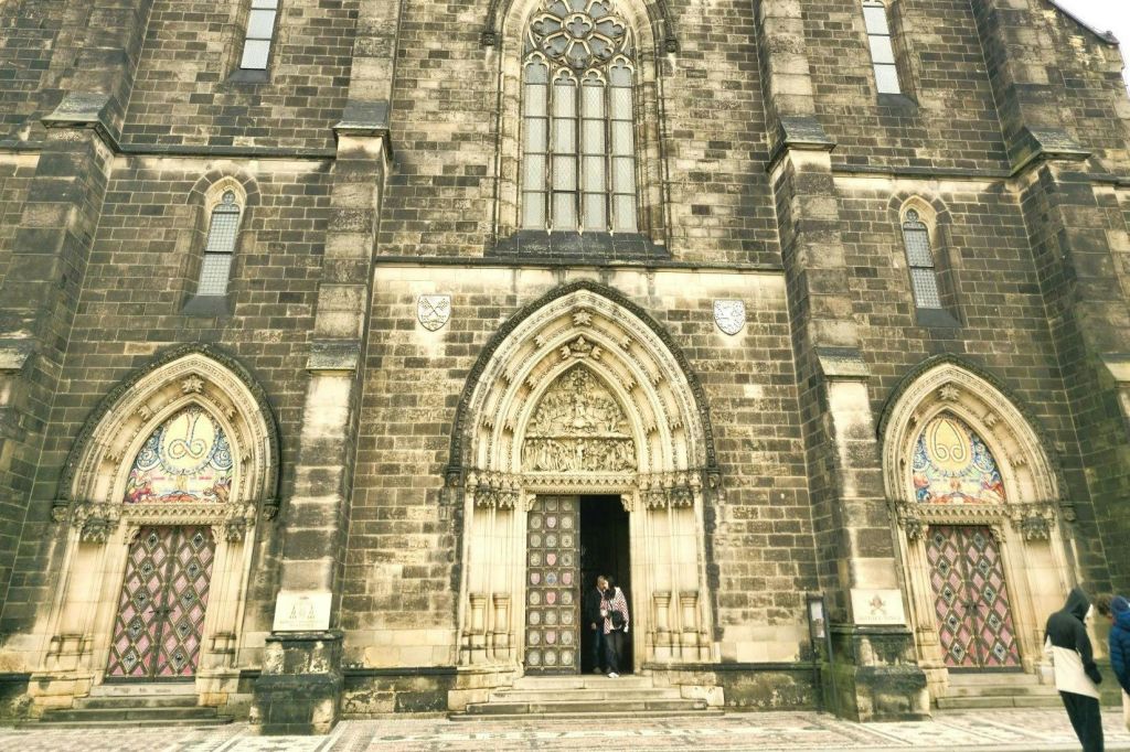 성 베드로와 성 바오로 대성당 입구 장식