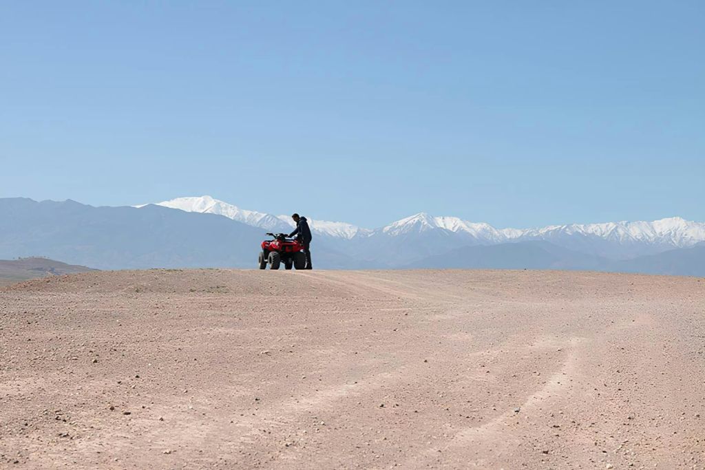 아가페이 사막에서 즐기는 사륜 바이크