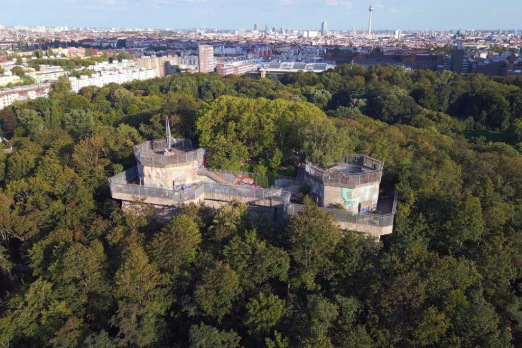 Humboldthain Flak Tower — Humboldthain Flak Tower의 우뚝 솟은 콘크리트 유적.