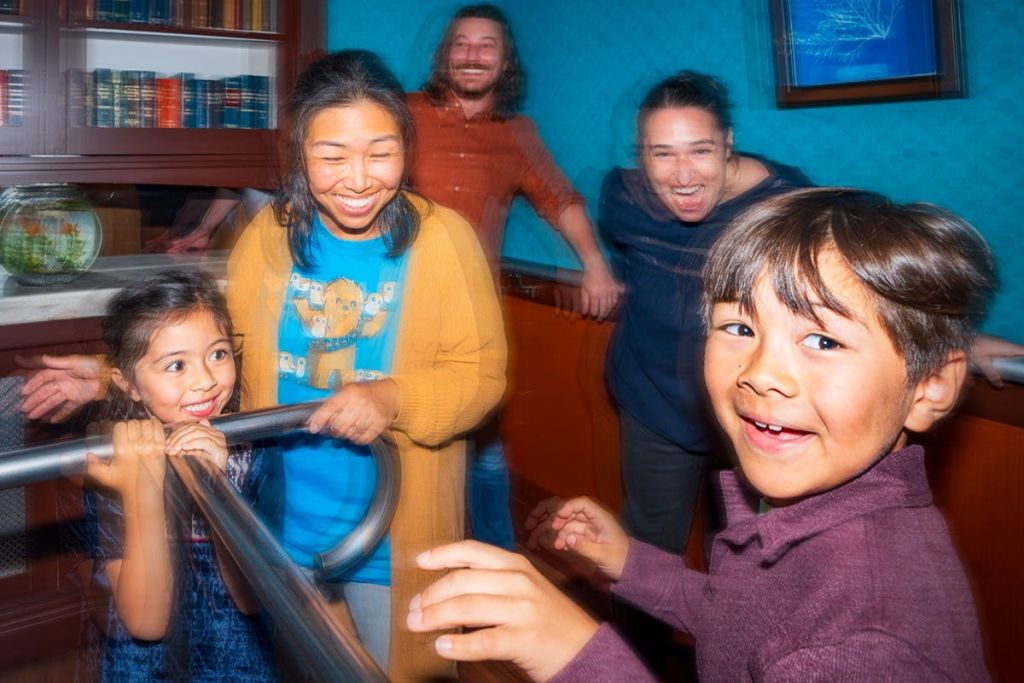 지진 시뮬레이터에서 스릴을 경험하세요.