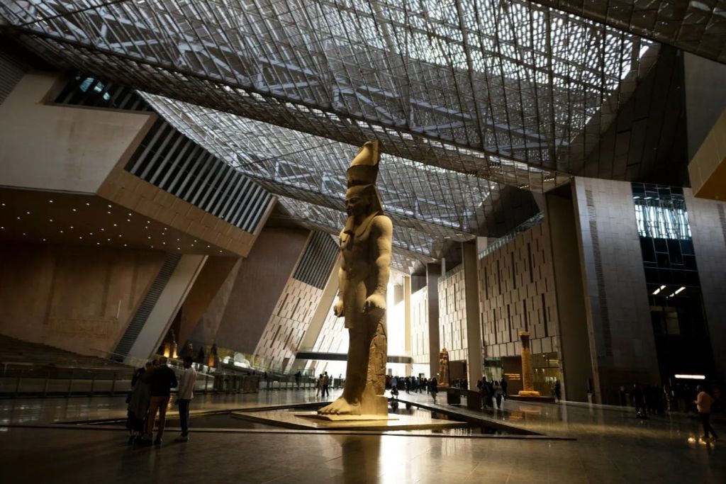 피라미드, 그레이트 스핑크스, 그랜드 이집트 박물관, 칸 엘칼릴리 바자르를 방문하며 고대 이집트의 역사를 알아보세요.