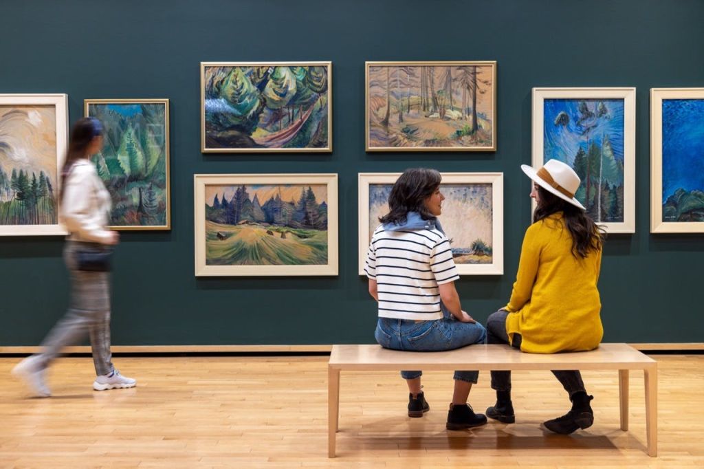 에밀리 카의 작품을 둘러보는 방문객들