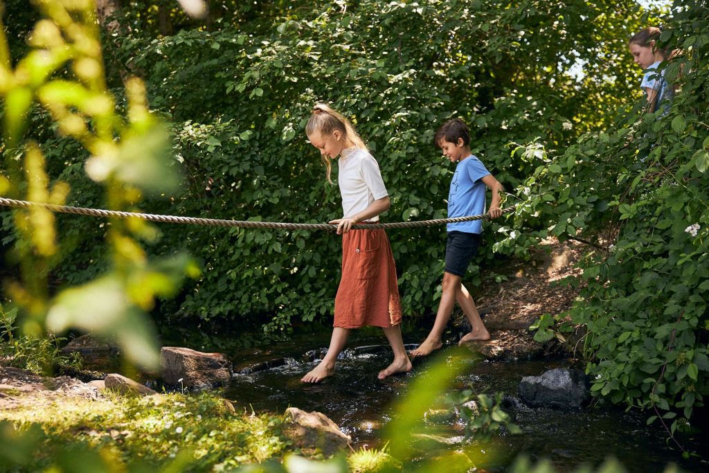 어드벤처 트레일 중 하나에 있는 어린이