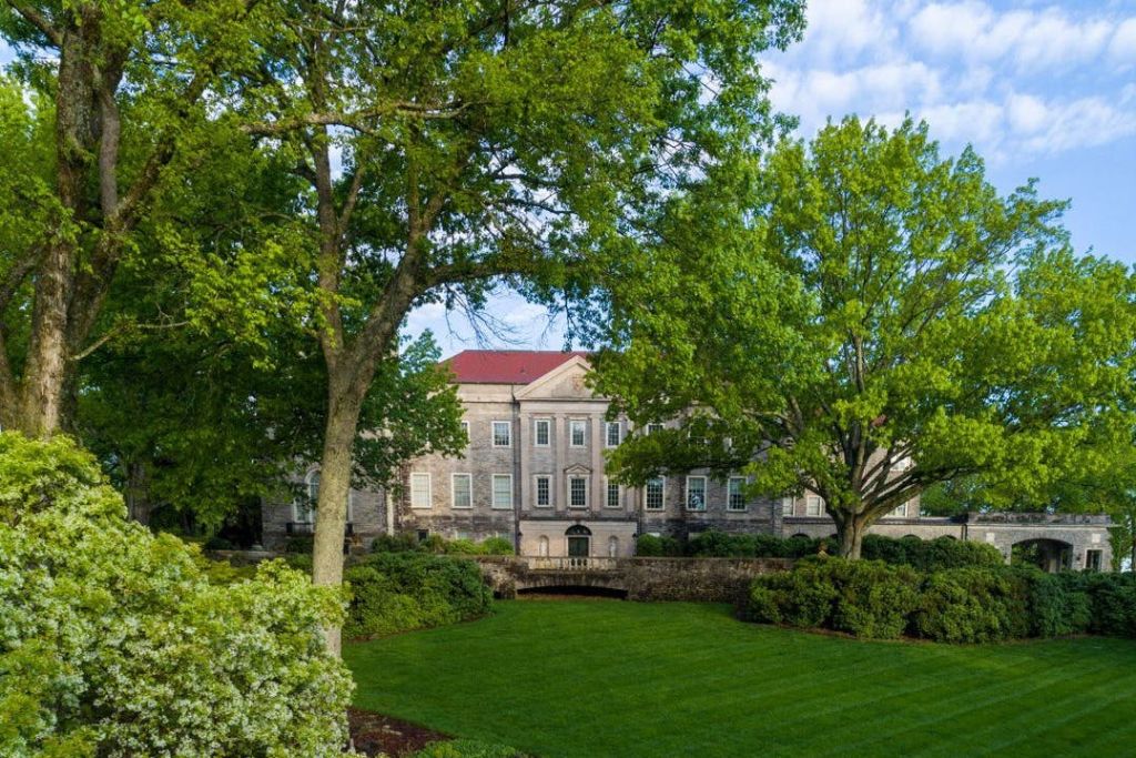 치크 맨션의 전면 외관.