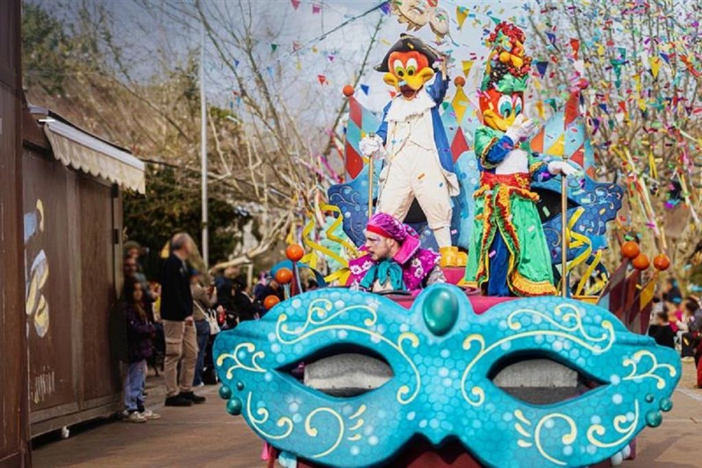 활기찬 의상과 축제 장식의 캐릭터가 담긴 대형 장식 마스크가 특징인 다채로운 퍼레이드 플로트입니다.