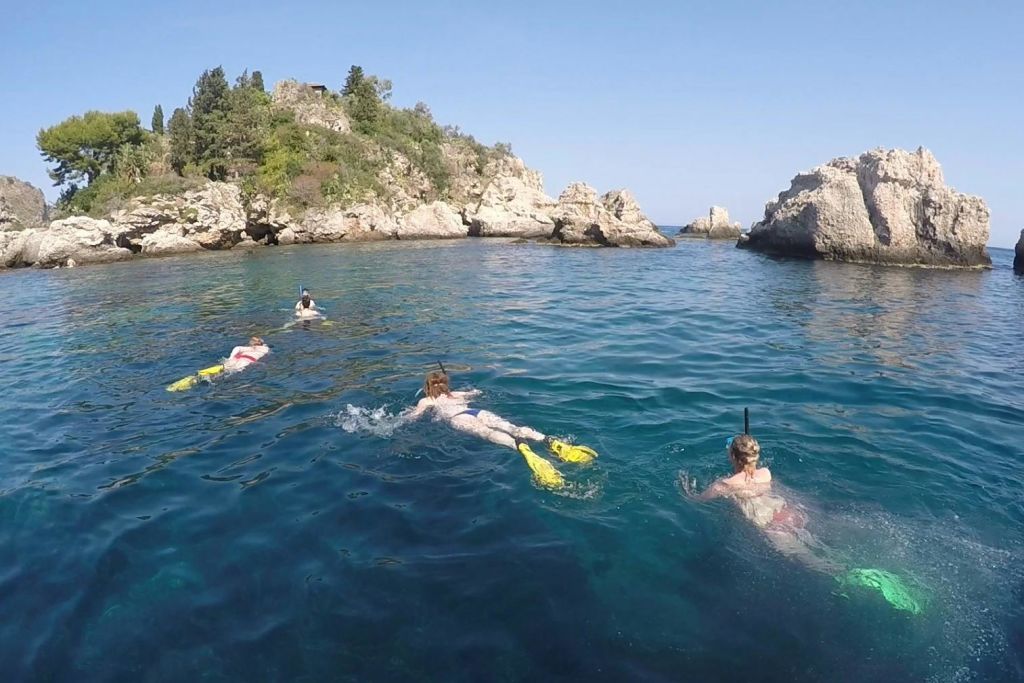 이솔라 벨라의 수정처럼 맑은 물에서 수영하기