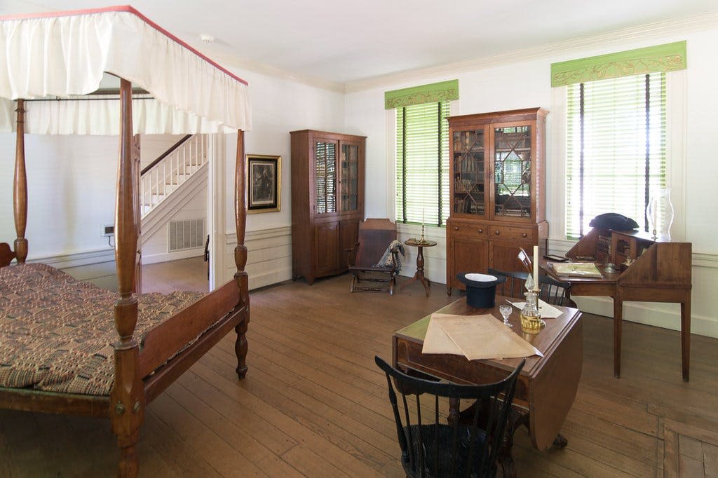 유서 깊은 저택에 있는 오버턴 판사의 방