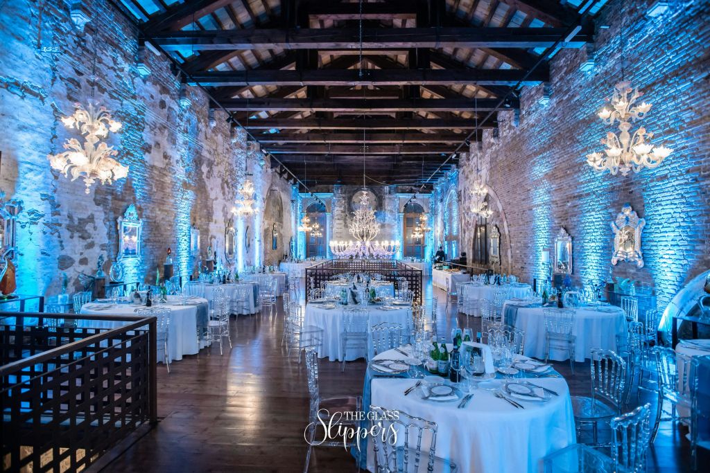 유리 대성당에서 게스트를 맞이할 준비가 된 레초니코 홀