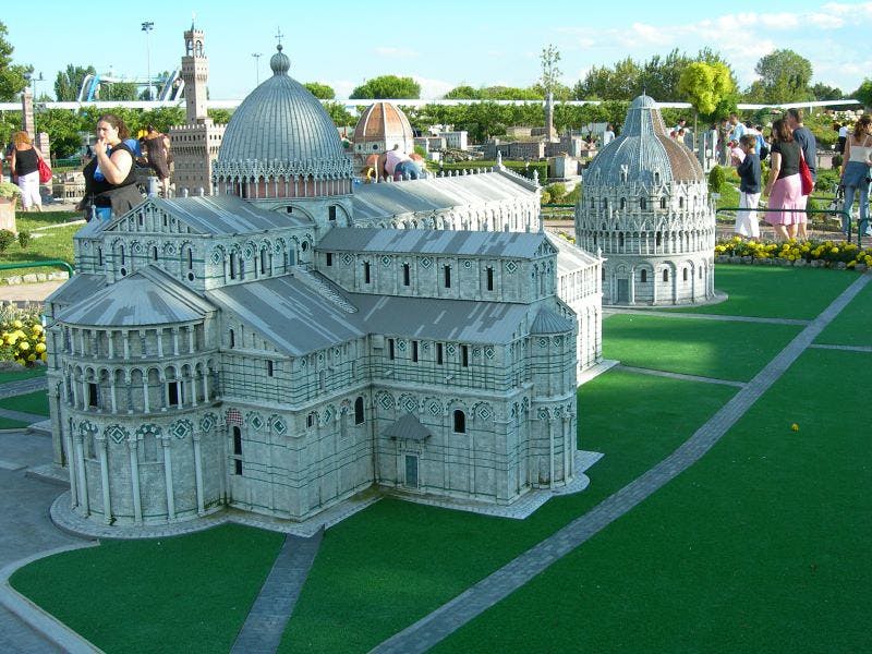 화창한 날 공원을 배경으로 한 역사적인 멀티돔 건물의 상세한 모델입니다.