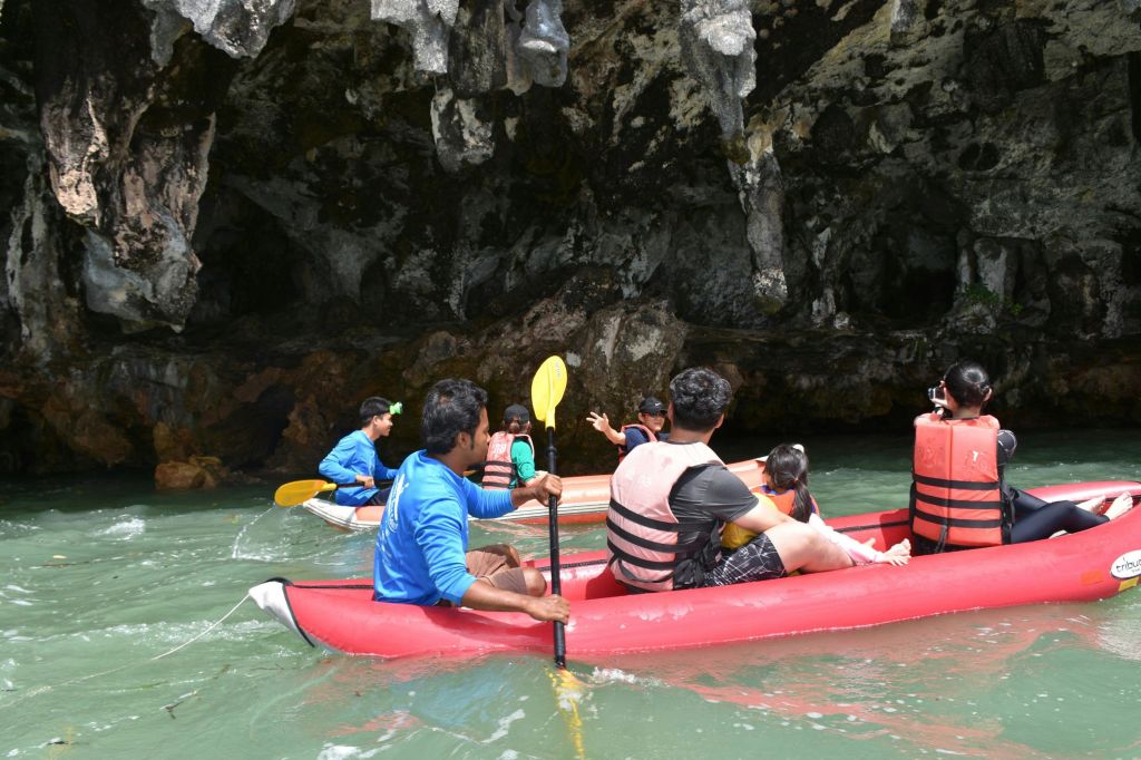 섬 주변에서 개인 가이드와 함께 노를 젓기