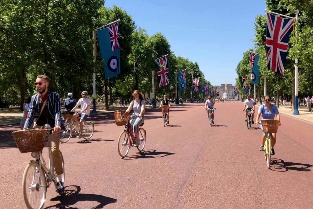 자전거 타고 세인트제임스 공원 둘러보기 - 버킹엄 궁전