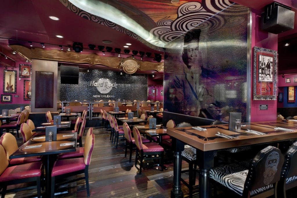 테마가 있는 인테리어로 꾸며진 레스토랑의 내부, 식사를 위한 테이블, 벽에 커다란 초상화.