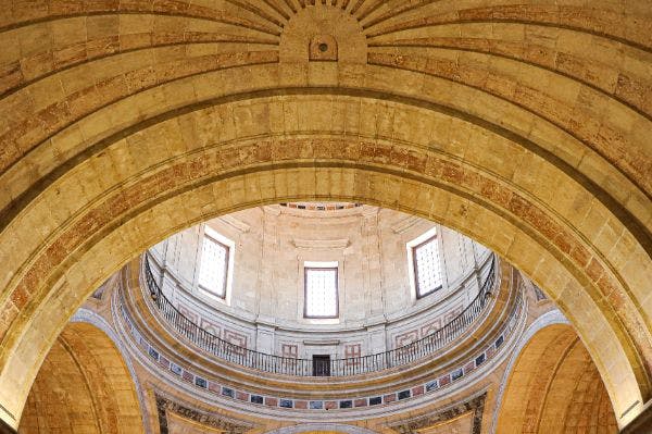 아치형 석조 건축물, 창문, 원형 발코니가 있는 고전적인 건물 내부의 돔형 천장 전망.