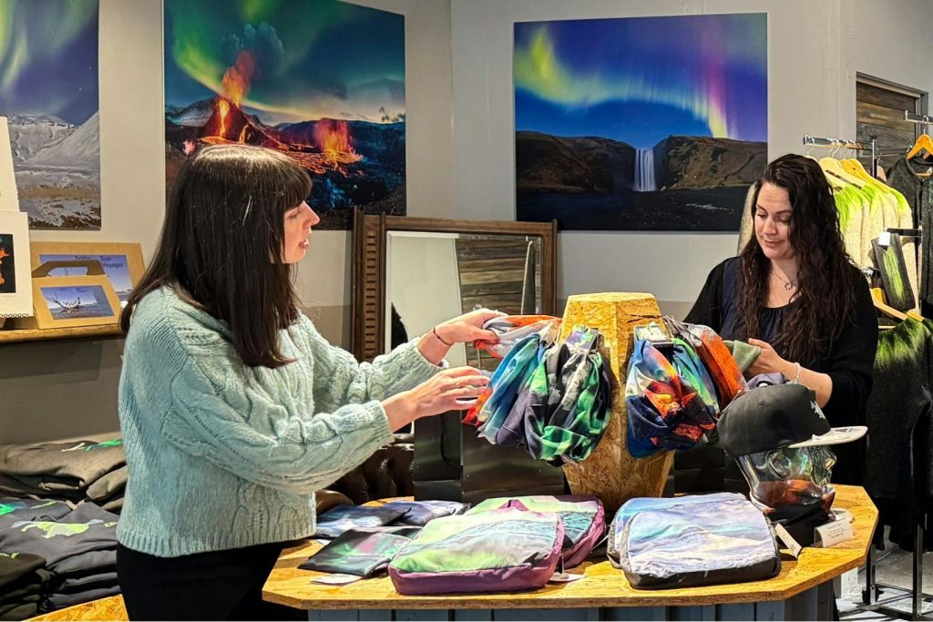 저희 부티크의 현지 예술과 공예품