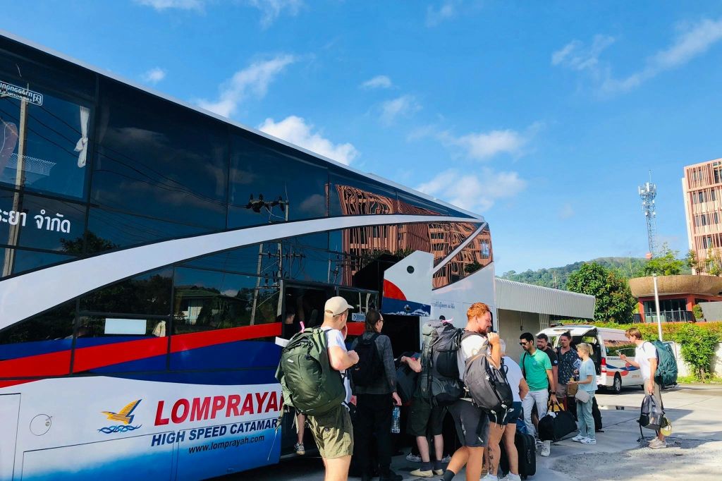 이 여정은 에어컨이 완비된 코치를 타고 푸켓에서 수랏타니 부두까지 이동하는 것으로 시작됩니다.