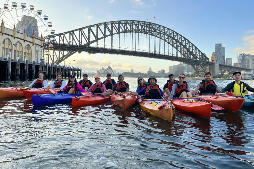 시드니 하버 브리지와 루나 파크가 있는 카약 타는 사람들