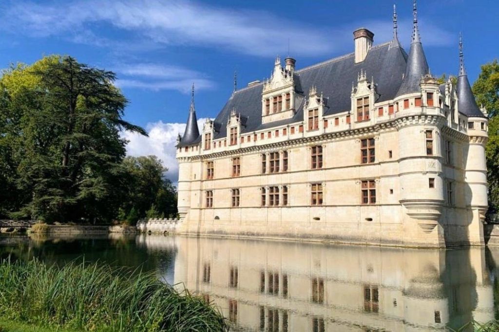 샤토다제르리도 (Château d 'Azay-le-Rideau) 와 수변에 비친 풍경