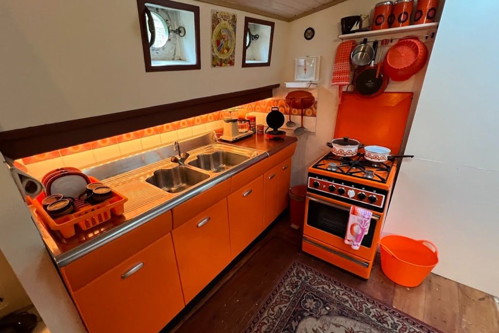 이전 화물칸의 70년대 주방