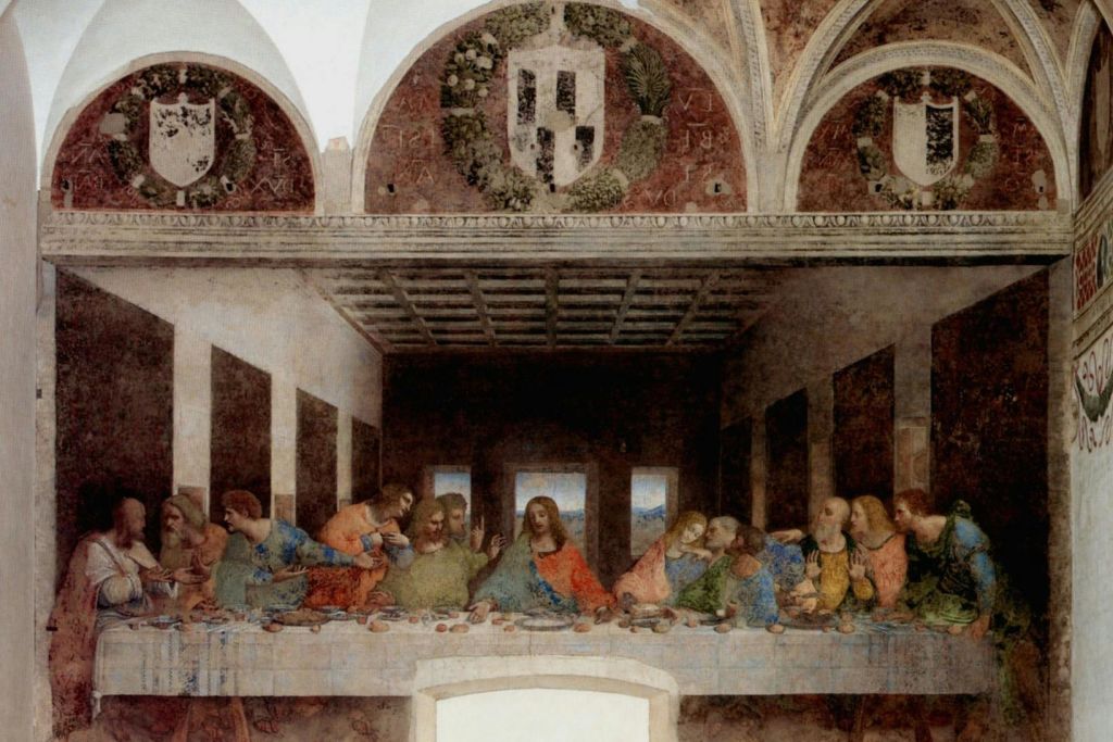 화려한 벽 장식이 있는 커다란 아치형 방의 긴 테이블에 앉아 계신 예수님과 그분의 제자들을 묘사한 유명한 벽화입니다.