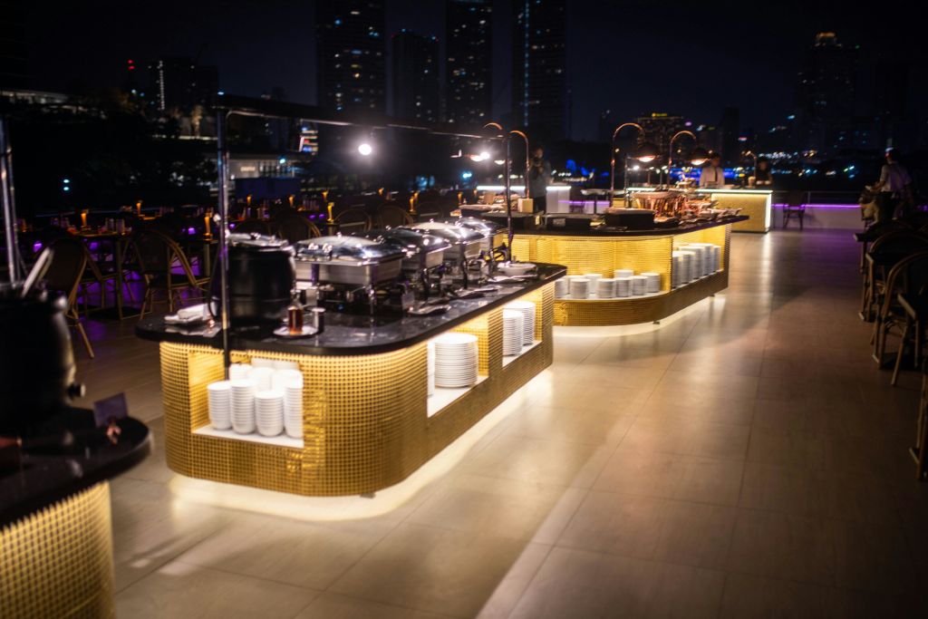 숙련된 셰프가 전문적으로 준비한 30가지 이상의 미식 메뉴를 갖춘 고급 인터내셔널 뷔페.