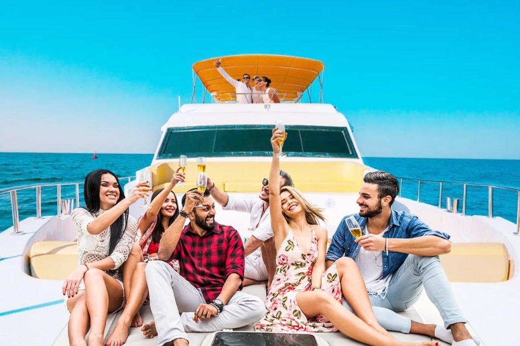 요트 투어에서 석양을 바라보며 럭셔리한 휴식을 즐겨보세요. 🌅⛵ # 선셋세레니티 # 럭셔리 요트 체험