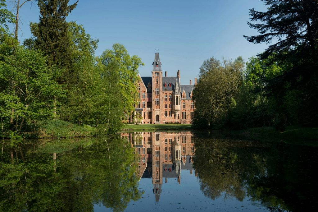 성의 정면 외관.