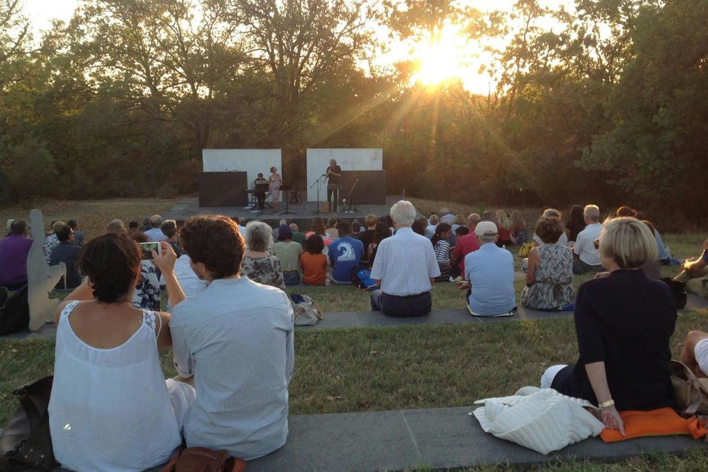 원형 극장에서의 여름 이벤트