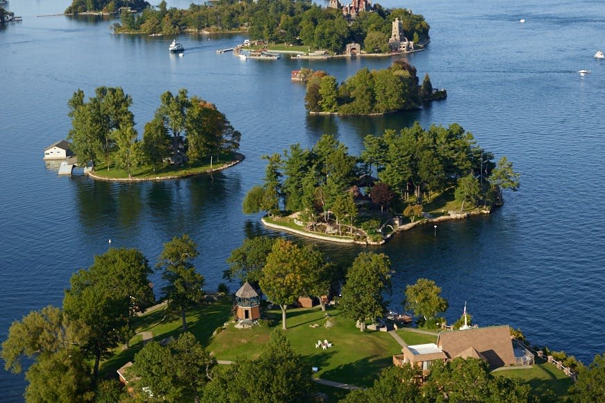 이 1,864개의 섬에는 대저택과 저택이 흩어져 있습니다.