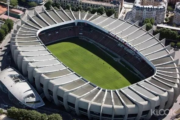 파리 생제르맹 클럽의 축구 경기를 즐겨보세요!