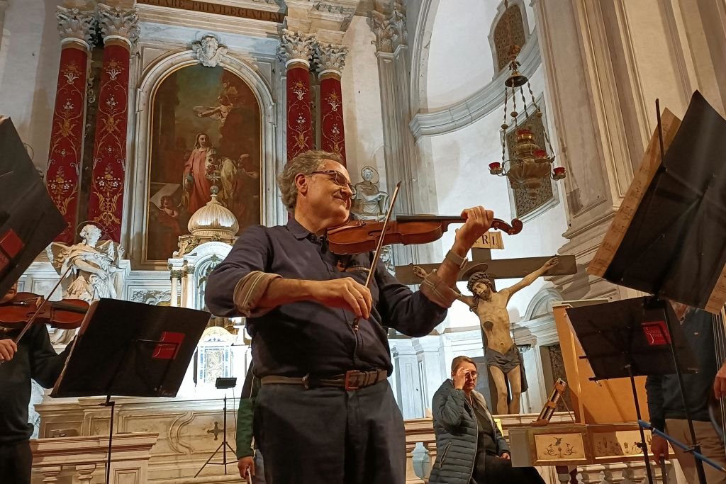 durante le prove prima del concerto nella Chiesa di Vivaldi