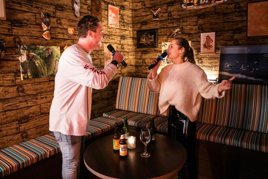 노래방을 함께 부르는 남녀