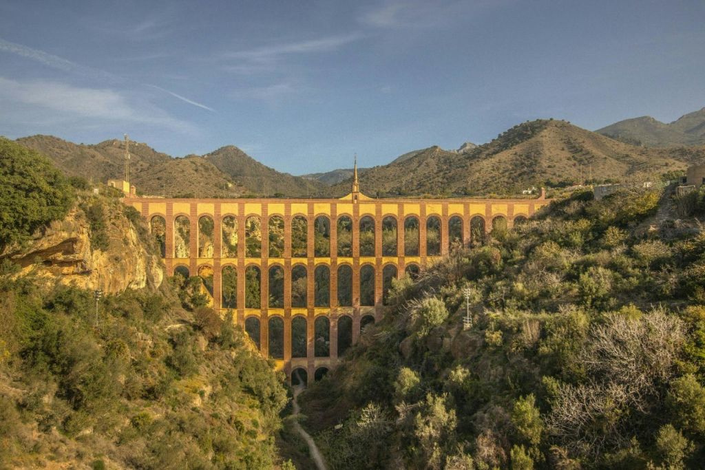 아길라 수로 (Águila Aqueduct), 네르하 수로 (Nerja 
Impressive 19th-century aqueduct) 는 산 사이에 자리 잡고 있으며 벽돌 구조와 아치가 있습니다.