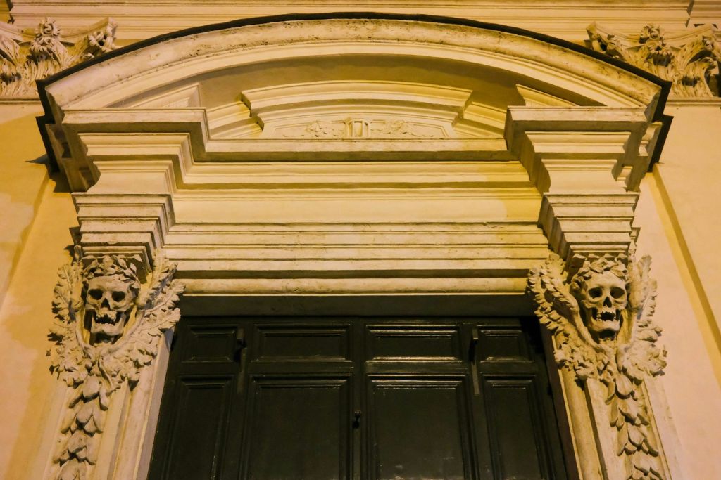 뒷골목의 숨은 명소 둘러보기