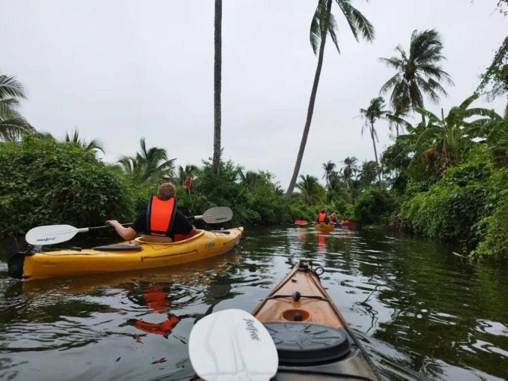카약을 타고 운하 둘러보기