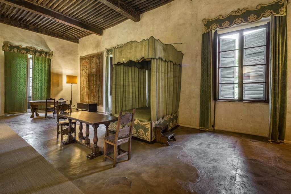 유서 깊은 객실에는 캐노피 침대, 목재 가구, 조명등, 태피스트리, 셔터가 달린 열린 창문이 있습니다.