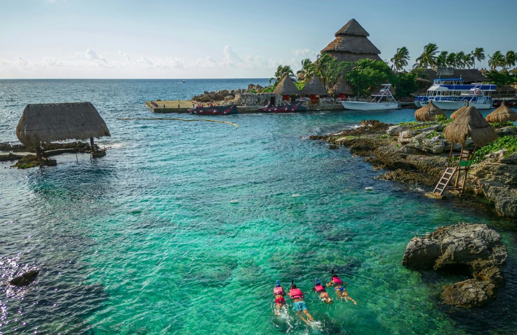 바다를 마주보고 있는 만