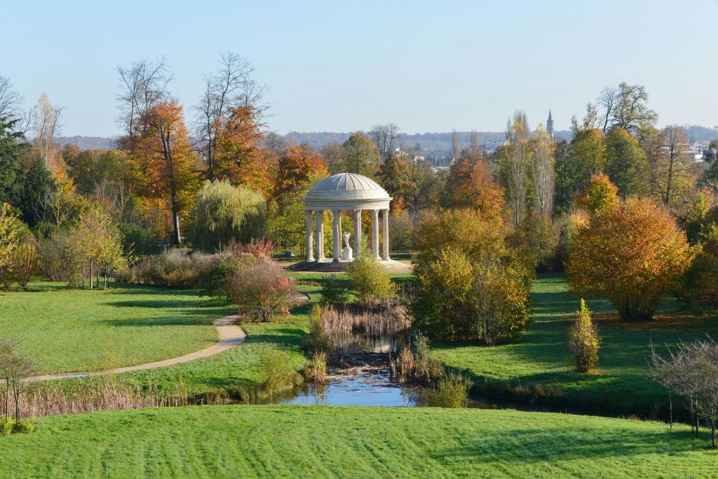 가을 단풍, 구불구불한 길, 작은 냇가에 나무로 둘러싸인 돔형 정자가 있는 경치 좋은 공원입니다.