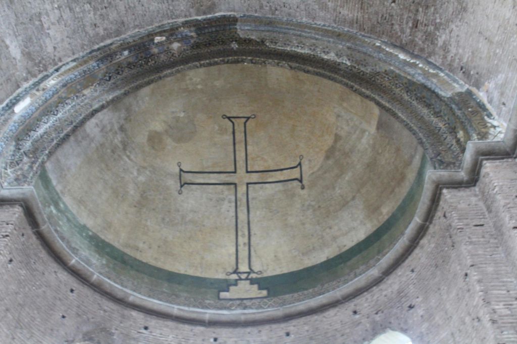 벽에 걸린 십자가