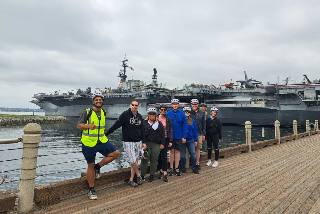 가이드와 함께하는 전동자전거 투어를 즐기는 게스트