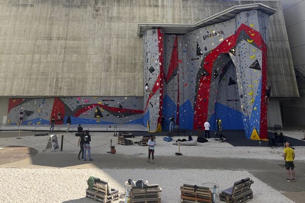 등반 벽의 정면