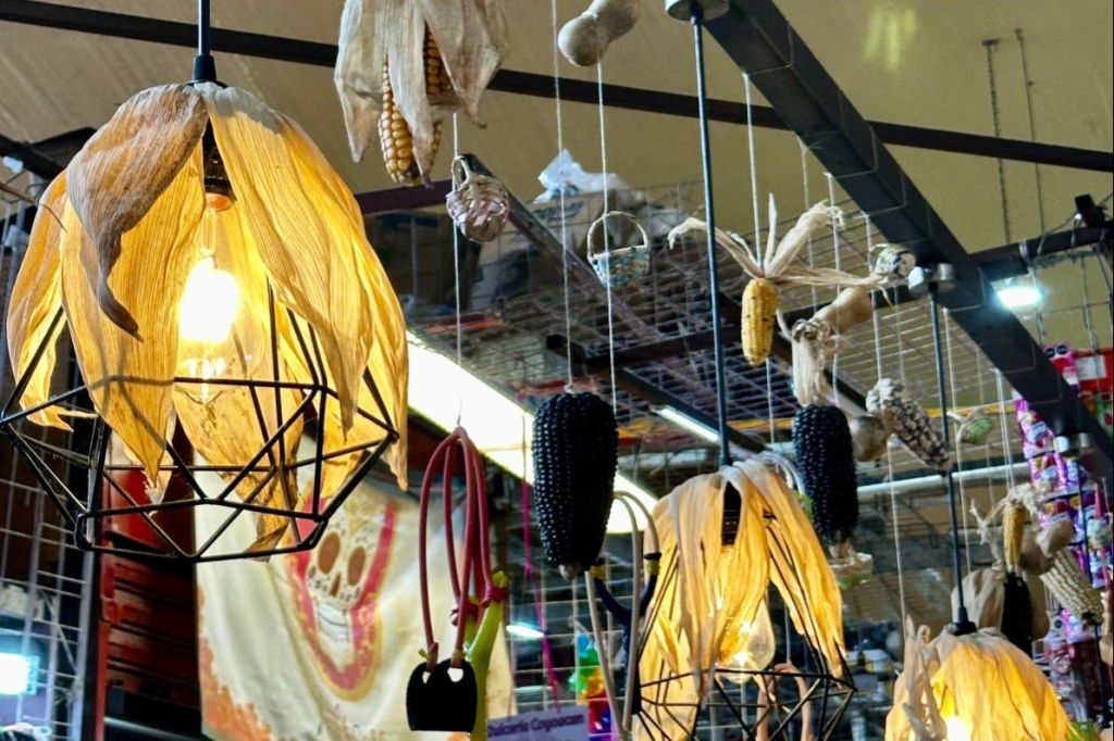 옥수수를 테마로 한 조명과 장식이 천장에 걸려 있으며, 옥수수 속 전등갓과 말린 옥수수 속이 소박한 매력을 더합니다.