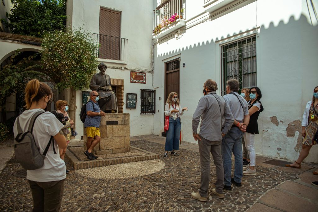 유대인 지구의 한가운데 위치한 마이모니데스의 조각상.