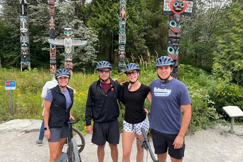 스탠리 파크의 토템폴을 방문합니다.