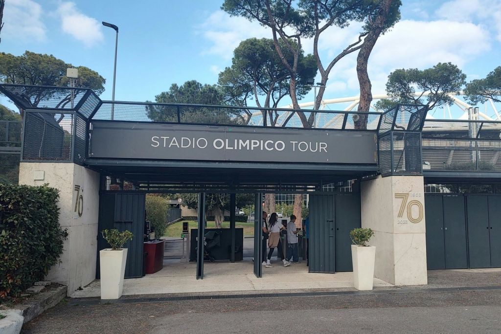나무와 맑은 하늘로 둘러싸인 스타디오 올림피코 투어 (Stadio Olimpico Tour) 입장권.