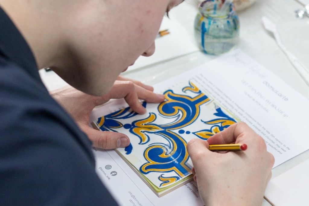 도무스 아르테에서 타일 페인팅 배우기