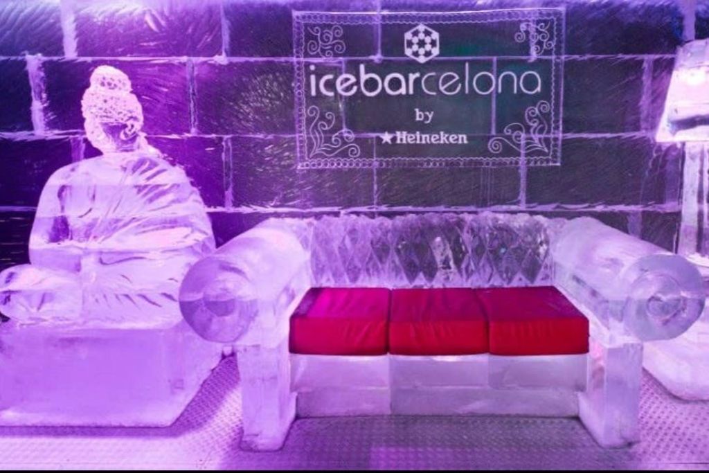 '아이스 바르셀로나 바이 하이네켄 (Ice Barcelona by Heineken)' 이라는 표지판이 있는 방에는 빨간 쿠션이 놓인 얼음 조각 소파가 있습니다.