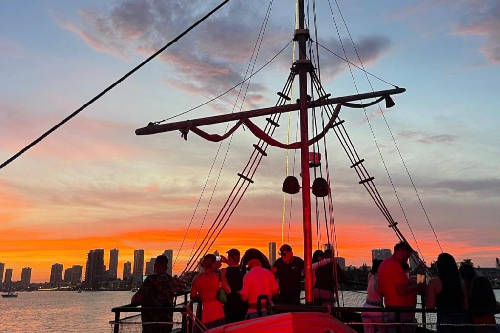 해적선에서 감상하는 석양