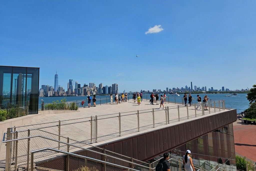 자유의 여신상 박물관 꼭대기에서 맨해튼 스카이라인 전망대 감상하기