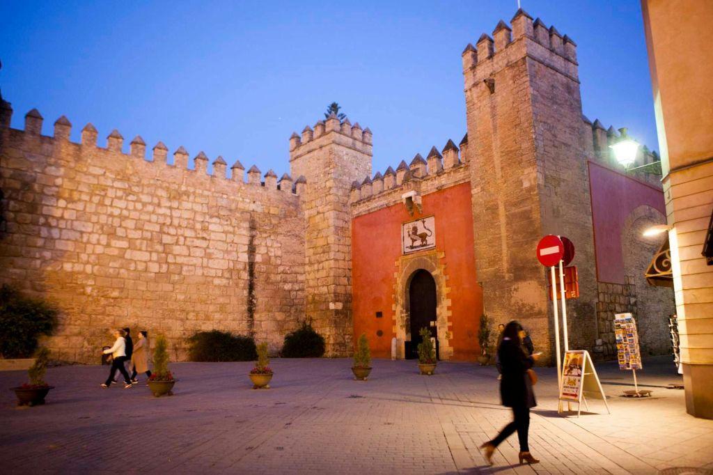 레알레스 알카사레스 (Reales Alcázares) 입구인 푸에르타 델 레온 (Puerta del León) 은 공급업체 방문을 통해 역사와 더 많은 것을 배웁니다.