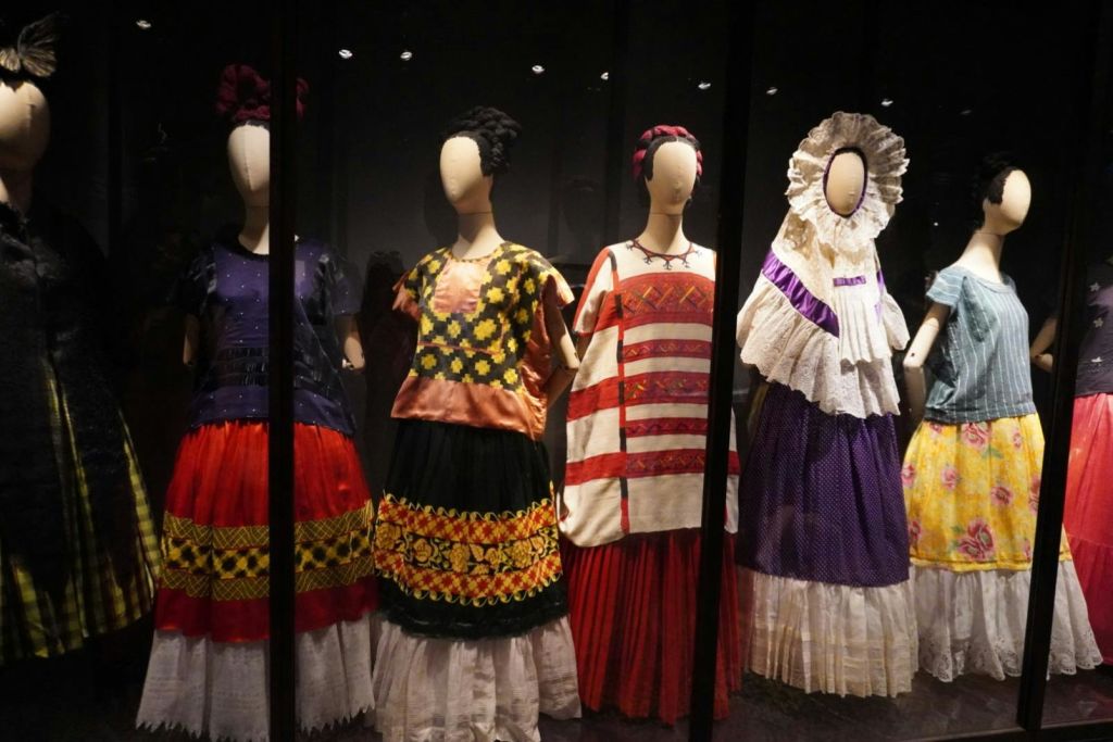 박물관 전시관에서 전통적이고 다채로운 색상의 멕시코 복장을 한 마네킹.